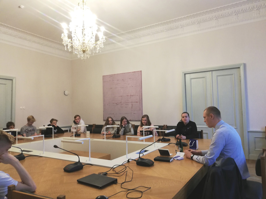 8.b Riigikogus kohtumas Raimond Kaljulaidiga