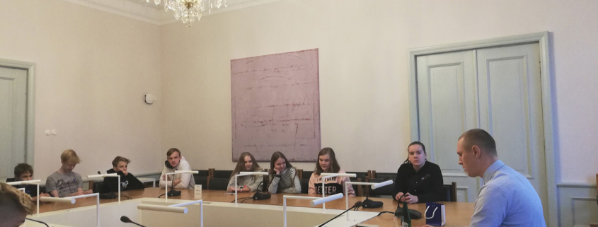 8.b Riigikogus kohtumas Raimond Kaljulaidiga