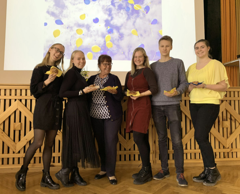 rootsi keele õpilased ja õpetaja Kaja Reissaar