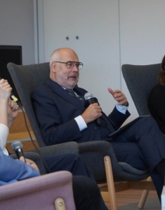 President Alar Karis külastas Tallinna Saksa Gümnaasiumit ning juhtis vaimse tervise ja tehisaru teemalist arutelu