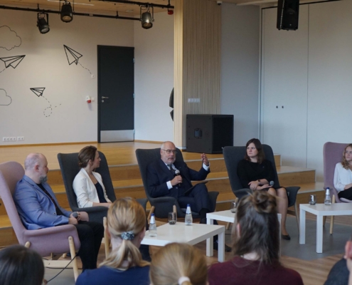 President Alar Karis külastas Tallinna Saksa Gümnaasiumit ning juhtis vaimse tervise ja tehisaru teemalist arutelu